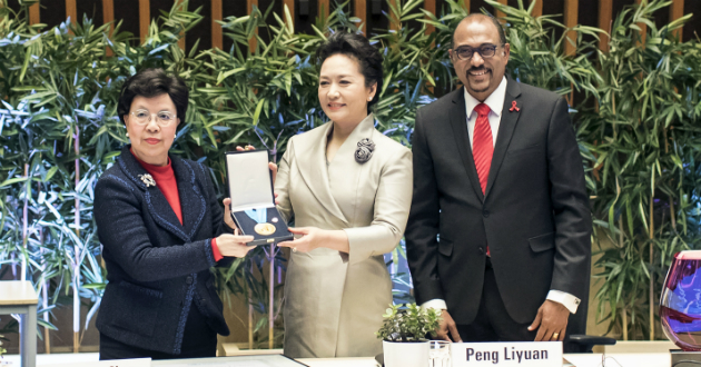 世衛組織總干事陳馮富珍博士和聯合國艾滋病規劃署執行主任Michele Sidibé為彭麗媛女士頒獎