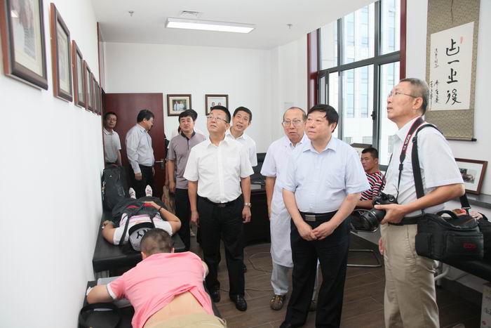 調(diào)整大小 在黑龍江中醫(yī)藥大學(xué)一附院臨床研究基地指導(dǎo)工作.JPG